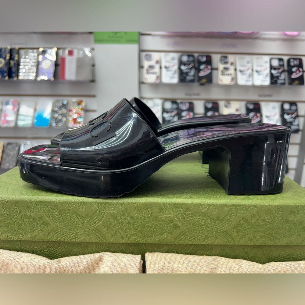 GUCCI
Black Rubber Slide Sandals